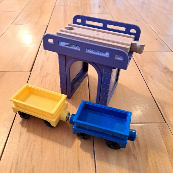 CHUGGINGTON WOODEN RAILWAY RISER & CARGO CARS Thomas Train Wooden Compatible - Picture 2 of 7